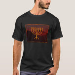 T-shirt Menorah de Moshe<br><div class="desc">Dans la Torah Moshe Rabbenu est dit : "Vous ferez une Menorah d'or pur, battu, la Menorah sera faite, sa base, sa branche, ses gobelets, ses boutons, et ses fleurs seront martelées de lui, " [Mot 25:31] et plus tard, "Voir, et construire, selon leur forme que vous êtes montré sur...</div>