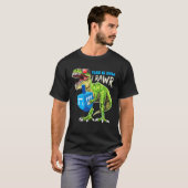 T-shirt Menorasaurus Comment je roule Dinosaur Hanoukka Gi (Devant entier)