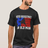 T-shirt Mens Never Underestimate An Old Man USA Flag Bas (Devant)