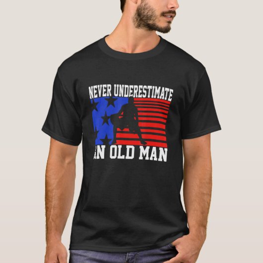 T-shirt Mens Never Underestimate An Old Man USA Flag Bas (Devant)