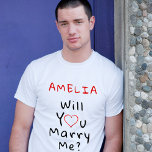 T-shirt M'épouseras-tu ? Coeur romantique rouge avec nom<br><div class="desc">M'épouseras-tu ? Coeur romantique rouge avec le nom T-shirt. Veux-tu me marier une citation dans la typographie moderne en écriture noire avec un coeur rouge ? Personnalisez avec votre nom.</div>