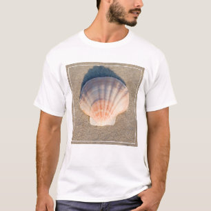 T-shirt Mer Shell s'étendant sur la plage sablonneuse