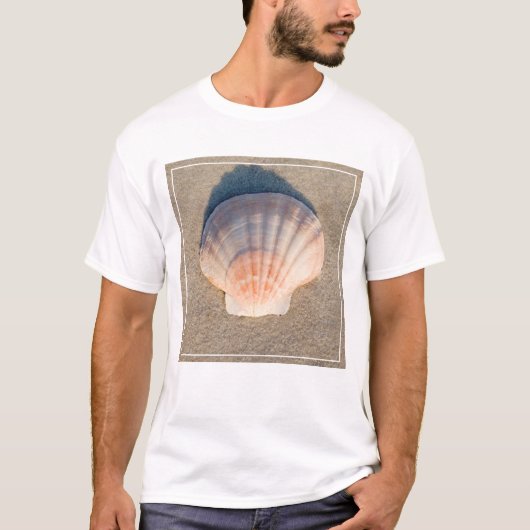 T-shirt Mer Shell s'étendant sur la plage sablonneuse (Devant)