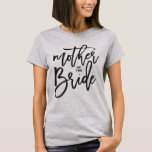 T-shirt Mère de la mariée Brush Script Mariage moderne<br><div class="desc">'Mère de la mariée' Stylish Black Brush Script Calligraphie Pour la fête de la mariée / Bachelorette Party / Wedding shower / Fête des mariées / Mariage / Mariage Repétition T-shirt. Ce design présente un script de calligraphie brossé moderne et audacieux sur un arrière - plan blanc à la vanille...</div>