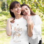 T-shirt Mère de la mariée parties scintillant en cuivre no<br><div class="desc">Glam élégante mère du t-shirt coutume de la mariée avec un cuivre brossé à la main écrit comme script de typographie et un petit coeur.            Facile à personnaliser avec son nom.               Convient pour les fêtes de mariées mariages modernes et branchées.</div>