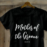 T-shirt Mère du Mariage Groom Personnalisé noir blanc<br><div class="desc">Faites vous sentir spécial maman avec un t-shirt personnalisé unique! Un design simple et élégant avec des lettres de script tendance, personnalisées avec le nom de la mère du marié, la date mariage, l'emplacement ou autre texte. Un beau cadeau pour une soirée bachelorette, un wedding shower ou un week-end de...</div>