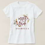 T-shirt mère florale de la mariée douche nuptiale<br><div class="desc">Aquarelle rose rousse, bordeaux, florale vert sauge avec effet or coloré géométrique mère du t-shirt cadeau de lune de miel mariage marié. Le cadeau parfait pour votre ami frère mère papa tante oncle fille fille fils neveu grand-père grand-père. Sur le texte de script tendance et les graphiques d'aquarelle modernes. Rendez...</div>