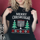 T-shirt Merry Chrismukkah Hanoukka Jewish Chanukah<br><div class="desc">Merry Chrismukkah Hanoukka Chemise de Noël juive Chanukah. Cette chemise fait un cadeau amusant de saison de vacances pour la famille et les amis.</div>