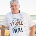 T-shirt Mes Gens Favoris M'Appelent Papa Personnalisé<br><div class="desc">My Favorite People Call Me Papa Personalized Shirt - Ce design chaleureux mêle typographie ludique et couleurs rustiques et terreuses pour créer un texte sentimental mais élégant pour chaque papa fier. Avec un mélange de polices audacieuses et de polices de caractères, il met l’accent sur l’expression "Mon peuple favori appelle...</div>