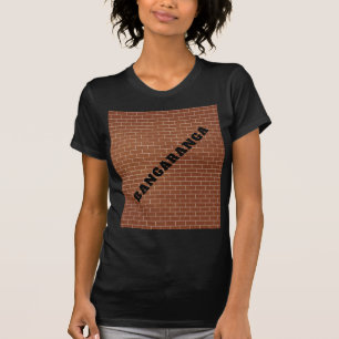 T-shirt met bakstenen muur en Bangaranga tekst