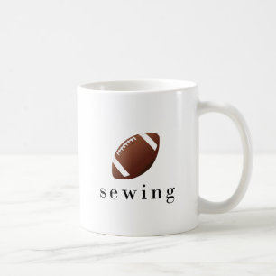T-Shirt met grappige en hilarische voetbal-naaigra Koffiemok