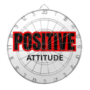 T-shirt met positieve attitude en motiverende typo dartbord
