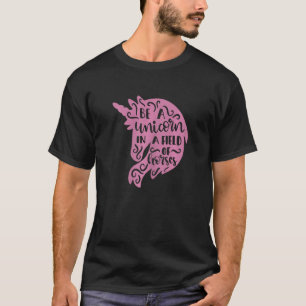 T-shirt Mignon être une licorne dans un champ de chevaux C