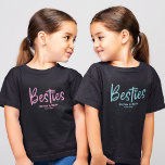 T-shirt Mignonne Besties BFF Meilleurs Amis Vos Noms Turqu<br><div class="desc">Notre T-shirt 'Best Friends' est parfait pour célébrer votre lien spécial avec votre meilleur ami! Le script moderne et tendance fera ressortir ce design unique. Personnalisez-le avec vos noms personnalisés et l'année depuis que votre amitié a commencé. Que vous soyez en ville ou que vous soyez à la maison, ce...</div>