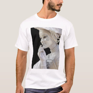 T-shirt Mimeuse féminine interprétant à l'angle d'une rue