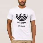 T-shirt Mini minimaliste de menorah Hanoukka 2024<br><div class="desc">T-shirt personnalisé pour toute votre famille et vos amis - entrez les noms que vous voulez voir sur chaque Tee pour créer un ensemble de jumelage mignon!</div>