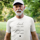 T-shirt Minimaliste Papa & Papa EST Année Cadeau personnal<br><div class="desc">Célébrez les deux générations d'amour avec cet élégant T-shirt personnalisé minimaliste "Papa & Papa EST". Personnalisez avec des années bien établies pour honorer le moment où il est devenu un père et un grand-père. Un cadeau bien pensé pour les nouveaux grands-pères, la fête des pères ou les annonces de naissance,...</div>