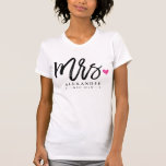 T-shirt Mme (Nom) Est. Année de votre Mariage<br><div class="desc">Faites savoir au monde que vous êtes fier d'être Mme (nom) dans ce design de typographie manuscrite moderne et élégant.</div>