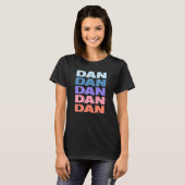 T-shirt Modèle de texte répété moderne Dan (Devant entier)