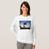T-shirt Modèle d'échelle d'un Faucon F-16 C (Devant entier)