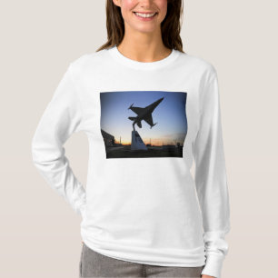 T-shirt Modèle d'échelle d'un Faucon F-16 C