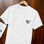 T-shirt Moderne Simple Grunge Custom Badge Pet Photo<br><div class="desc">Ce design simple et classique est composé de typographie serif et d'ajouter une photo personnalisée.</div>