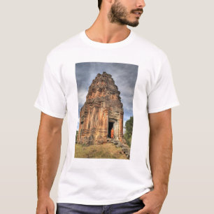 T-shirt moine bouddhiste debout dans l'embrasure de la por