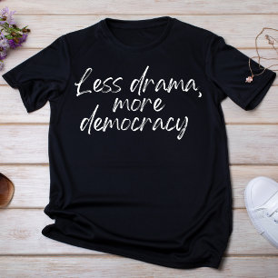T-shirt Moins de drame plus de démocratie