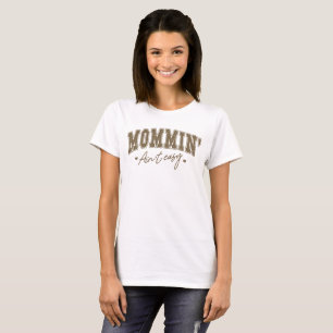 T-shirt Mommin’ Ain’t Easy - Bold Varsity Fête des mères