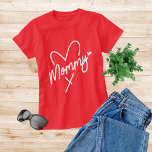 T-shirt Mommy Simple Moderne Typographie Script Coeur<br><div class="desc">Mommy Simple Moderne Typographie de Script Heart Women's Fashion T-Shirt Top présente le texte "Mommy" dans un script moderne amusant typographie accentué de coeurs mignons. Parfait comme cadeau pour maman pour l'anniversaire,  Noël,  la fête des mères et plus encore. Conçu par Evco Studio www.zazzle.com/store/evcostudio</div>