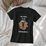 T-shirt Mon chien est ma photo thérapeute noir<br><div class="desc">Pour un t-shirt noir/foncé. Texte blanc. Pour un amoureux des chiens ! Personnalisez et ajoutez une photo de votre chien. Texte : Mon chien est mon thérapeute.</div>