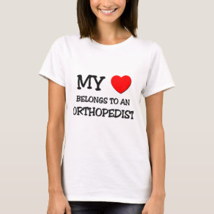 T-shirt Mon coeur appartient à un ORTHOPÉDISTE