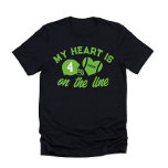 T-shirt Mon coeur est en ligne Football 1 joueur<br><div class="desc">Voici notre T-shirt exclusif "My Heart is on the Line" - le vêtement parfait pour les fans de football et les supporters fiers ! Ce tee-shirt élégant et confortable présente un design avant dynamique avec un casque de football avec votre numéro de joueur, symbolisant la passion et l'intensité du jeu....</div>