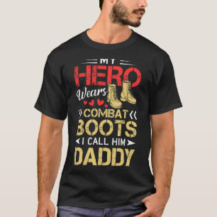 T-shirt Mon Héros Porte Des Bottes De Combat Je L'Appelle
