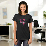 T-shirt Monogramme élégant Noir moderne rose chaud<br><div class="desc">Élevez votre garde-robe avec notre T-Shirt Monogram Stylish Modern Hot Pink! Doté d'une teinte rose chaud audacieuse, ce tee est personnalisé avec votre monogramme dans une police moderne et élégante pour un look personnalisé et chic. Fabriqué en tissu doux et de haute qualité, il offre confort et durabilité tout au...</div>