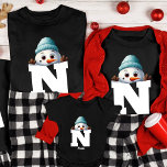 T-shirt Monogramme Famille Noël Custom mignon Snowman<br><div class="desc">Célébrez la saison des Fêtes avec notre T-Shirt Monogrammed Family Christmas Custom Snowman. Cette chemise adorable est parfaite pour les familles qui veulent ajouter une touche personnalisée et festive à leurs célébrations de Noël. Notre chemise de Noël monogrammée vous permet de la customiser avec les noms des membres de votre...</div>