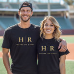 T-shirt Monogramme mariage Mariée Et Pièce Personnalisée<br><div class="desc">Célébrez votre union dans un style opulent avec notre Monogram Mariage Personnalisé Mariée et T-Shirt de chambre, un ajout luxueux à votre garde-robe mariage. Cette pièce élégante est conçue pour ceux qui recherchent une touche de glamour, avec des couleurs noir et or qui exsument le raffinement. Le design minimaliste du...</div>