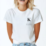 T-shirt Monogramme moderne minimaliste noir et blanc<br><div class="desc">Un design vertical minimaliste dans un style élégant en monochrome noir et blanc et grand monogramme initial typographique. Le texte peut facilement être customisé pour un design aussi unique que vous êtes !</div>