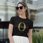 T-shirt Monogramme personnalisé Nom du script Black White<br><div class="desc">Ce monogramme élégant et design de nom de script peut être offert en cadeau pour un anniversaire, mariage, douche nuptiale, anniversaire, fête des mères ou toute occasion. Il peut être personnalisé avec l'initiale et le nom de la personne. Vous pouvez modifier la police, la couleur de police, la taille de...</div>