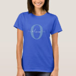 T-shirt Monogramme personnalisé Nom du script Bleu Blanc<br><div class="desc">Ce monogramme élégant et design de nom de script peut être offert en cadeau pour un anniversaire, mariage, douche nuptiale, anniversaire, fête des mères ou toute occasion. Il peut être personnalisé avec l'initiale et le nom de la personne. Vous pouvez modifier la police, la couleur de police, la taille de...</div>