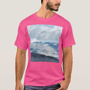 T-shirt Montagnes D'Ombre Bleue Avec Nuages Dans Aqua Sky