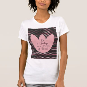T-shirt Motif Tulipe rose simple avec arrière - plan foncé