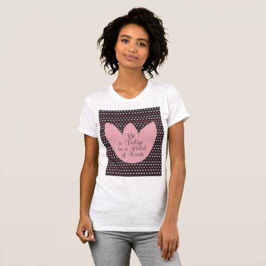 T-shirt Motif Tulipe rose simple avec arrière - plan foncé (Devant entier)