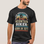 T-shirt Mountain Biker né en 1971 50th Birthday Gift MTB<br><div class="desc">Ne sous-estimez jamais un VTT né en 1971. Offre idéale 50e anniversaire pour un passionné de VTT de 50 ans et amoureux du vélo. Retro présent pour les hommes,  les femmes,  papa en Fête des pères.</div>