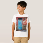 T-shirt Mur coloré avec porte bleue (Devant entier)