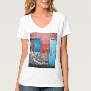T-shirt Mur, porte et fenêtre rouge, bleu et gris