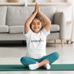 T-shirt Namaste | Méditation Spirituelle Moderne Enfants Y<br><div class="desc">Simple, stylistique "namaste" quota art design dans un manuel moderne minimaliste script typographiy. The slogan can easily be personalized with your own words for a perfect gift for a yoga bunny or pilates lover ! Namasté literally means Greetings to you. Dans la Vedas, namaste mostly occurs as a salutation to...</div>