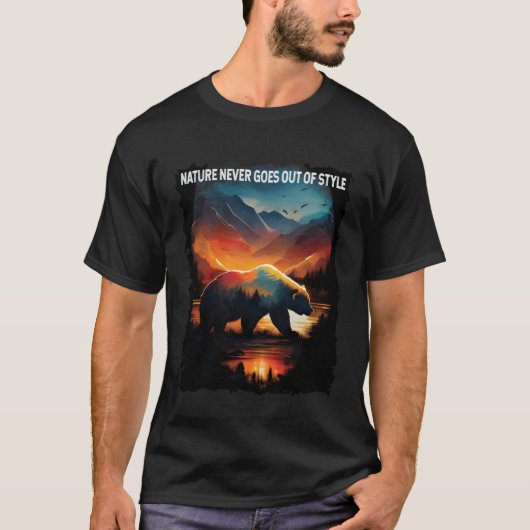 T-shirt Nature Never Goes Out Of Style bear hiking camping (Devant)
