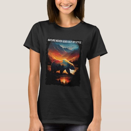 T-shirt Nature Never Goes Out Of Style bear hiking camping (Devant)
