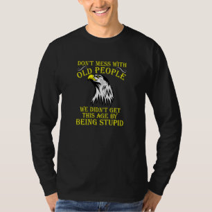 T-shirt Ne Déconnez Pas Avec Les Vieilles Personnes N'Ont 